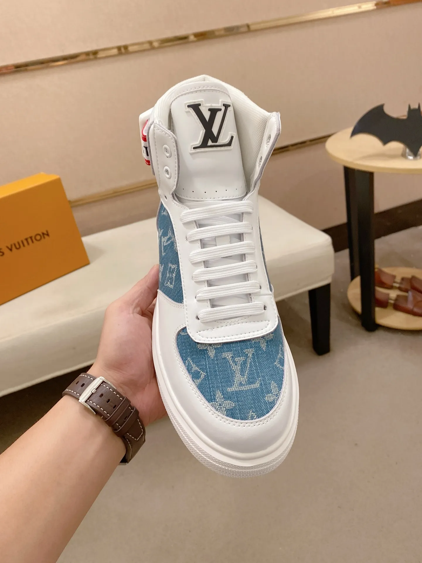 Men's shoes 400💰louis vuitton (Louis Vuitton/lv)🔍🔍The new counters are on sale at the same time. The uppers are imported from Italy. ⃣️Re-engraved🇮🇹💪💪, ⚠Sole: The original sole is specially provided by the original factory, the exclusive movable molded sole is super comfortable, ⚠Original and single goods 🔍high quality, you can enter and leave the counter at will, welcome to compare⚠. Code number: 38-44 (45/customized, non-refundable)